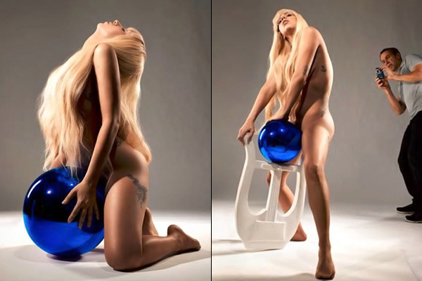 Lady Gaga meztelenül pinája közé vesz egy nagy labdát